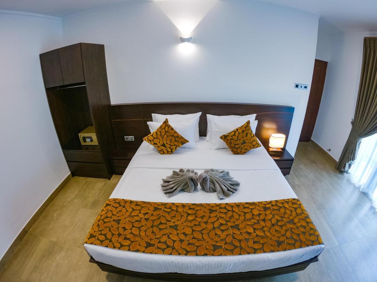 Bony'S Holiday Inn เนกอมโบ ภายนอก รูปภาพ