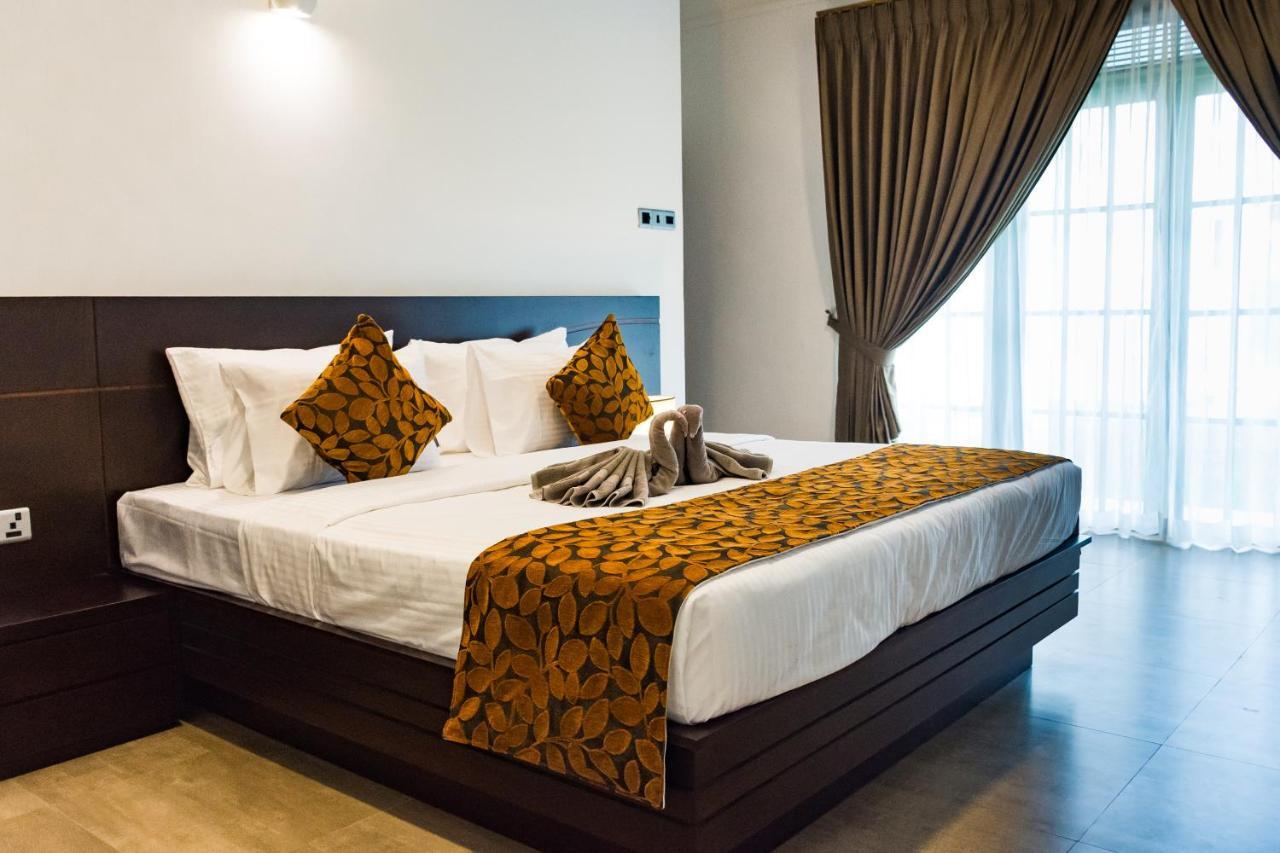 Bony'S Holiday Inn เนกอมโบ ภายนอก รูปภาพ