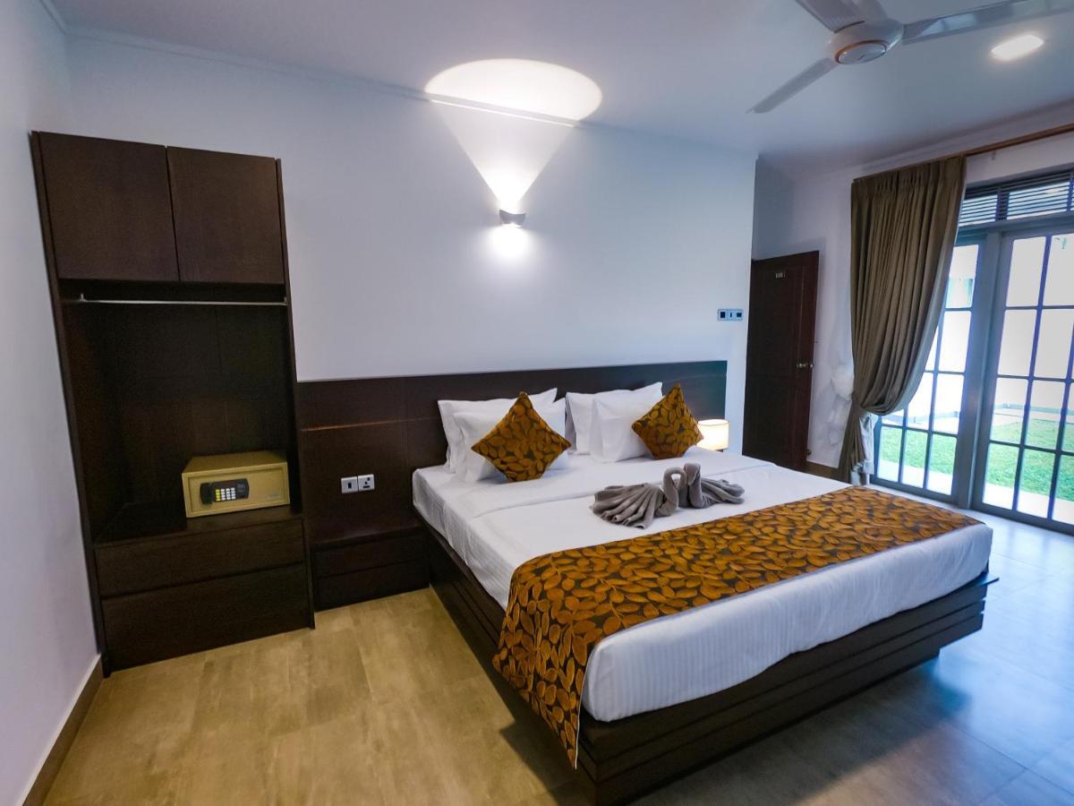 Bony'S Holiday Inn เนกอมโบ ภายนอก รูปภาพ