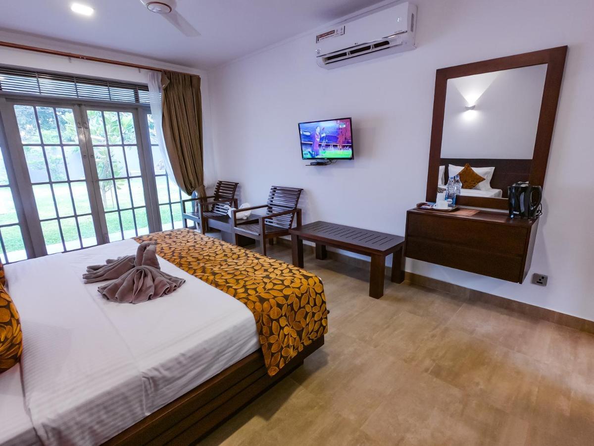 Bony'S Holiday Inn เนกอมโบ ภายนอก รูปภาพ