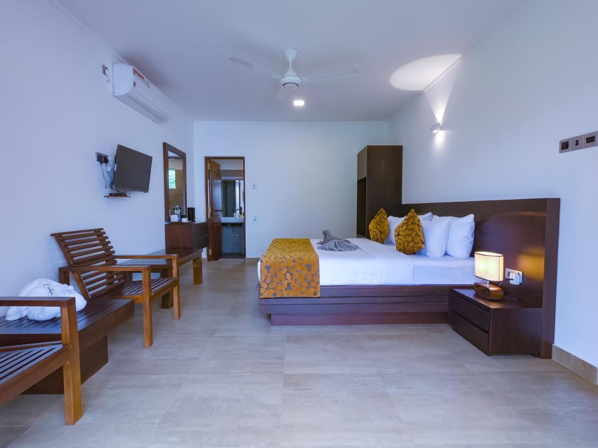 Bony'S Holiday Inn เนกอมโบ ภายนอก รูปภาพ