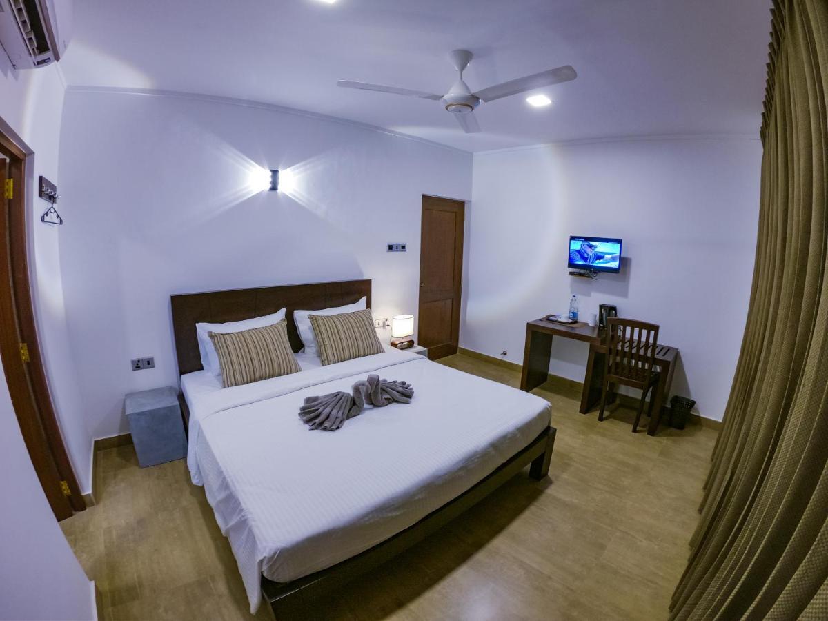 Bony'S Holiday Inn เนกอมโบ ภายนอก รูปภาพ
